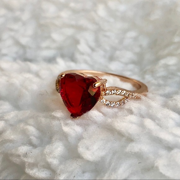 Red Garnet stone heart cut rose gold ring - Picture 6 of 7